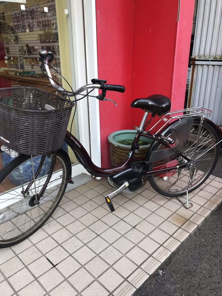 お車から電動自転車を降ろし作業開始